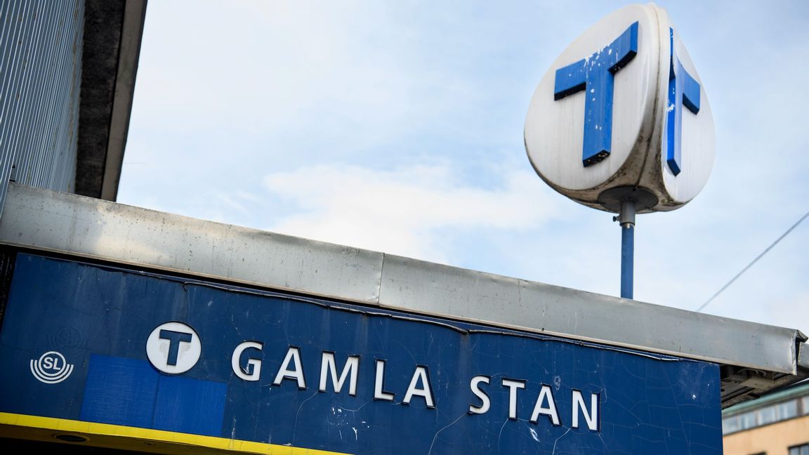 En berusad man klarade sig mirakulöst utan skador efter att ha blivit påkörd av tunnelbanan i Gamla stan. Foto: Oscar Olsson/TT