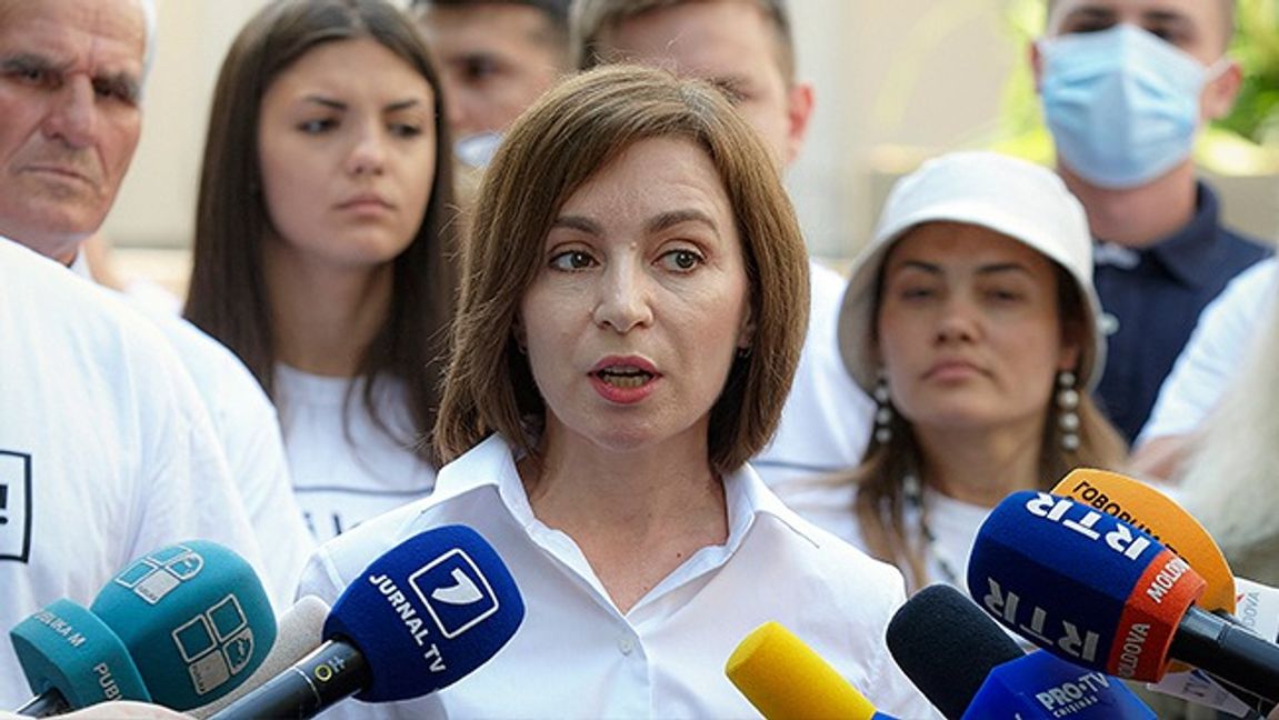 President Maia Sandu talar till media efter att ha röstat i parlamentsvalet i Chisinau, Moldavien. Foto: Aurel Obreja/AP/TT.