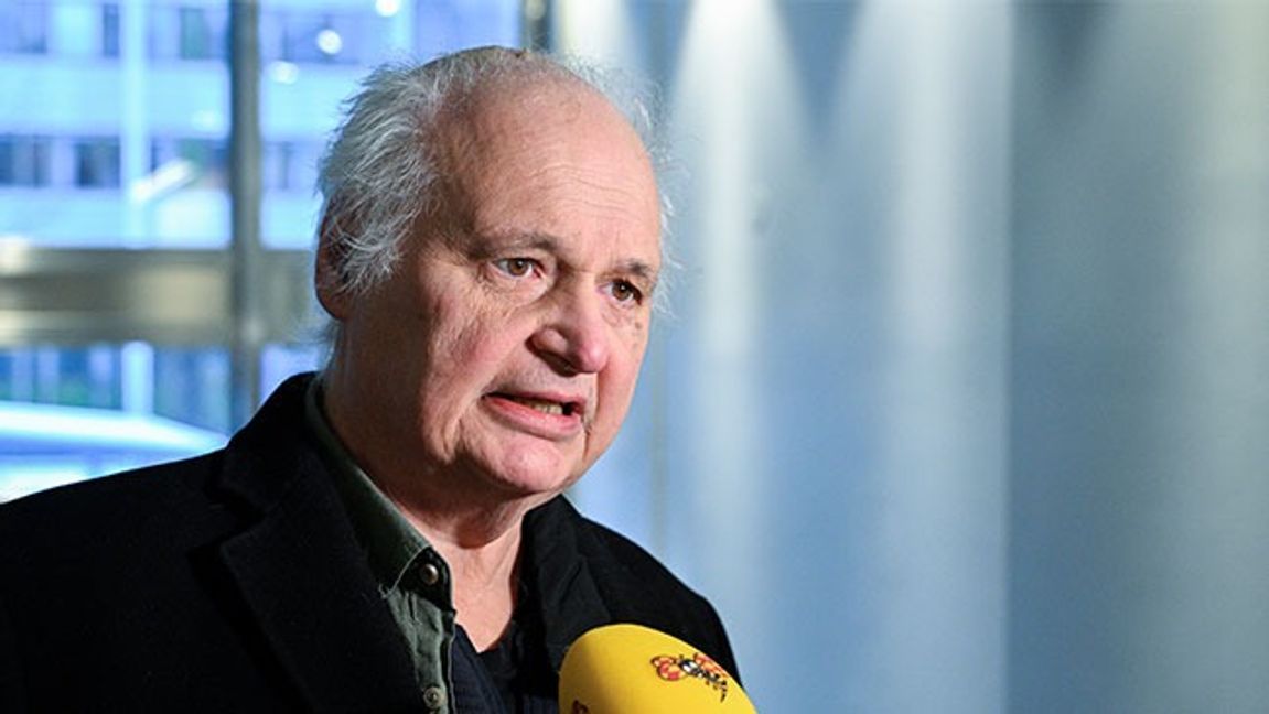 Göran Greider anländer till TV4 för att delta i en panel efter partiledarsamtal i TV 4:s Nyhetsmorgon. Foto: Anders Wiklund/TT 