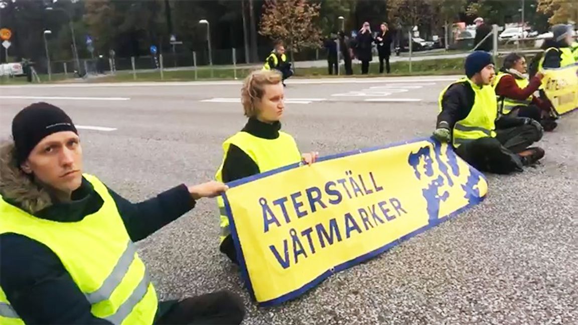 Klimataktivister blockerade Nynäsvägen idag, fredag. Foto: Skärmbild Facebook 