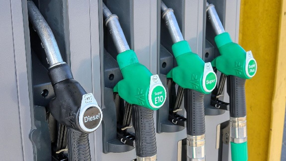 Kraftigt högre bensin- och dieselpriser väntas på måndag