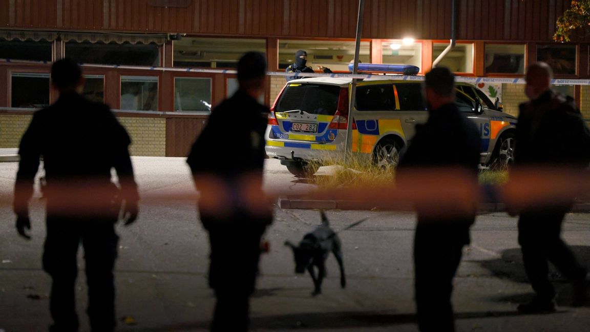 Polisen arbetar på den plats där en ung man har skjutits ihjäl vid en fritidsgård i stadsdelen Ronna i Södertälje på fredagskvällen. Foto: Fredrik Persson / TT 