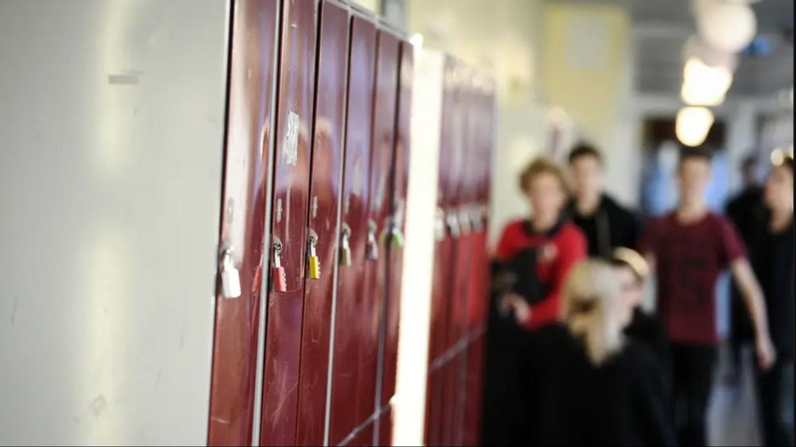 En lärare i Huddinge har blivit dömd för att ha knuffat en sexåring i skolmatsalen. Efter incidenten omplacerades läraren. Foto: TT