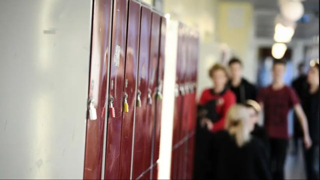 En lärare i Huddinge har blivit dömd för att ha knuffat en sexåring i skolmatsalen. Efter incidenten omplacerades läraren. Foto: TT