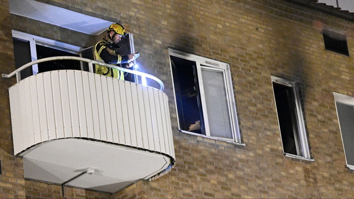 Räddningstjänst på plats vid lägenheten där branden härjade. Foto: JOHAN NILSSON/TT