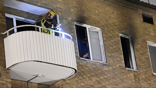 Räddningstjänst på plats vid lägenheten där branden härjade. Foto: JOHAN NILSSON/TT
