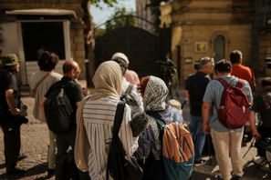 Journalister väntar utanför Irans konsulat i Istanbul inför fredagens möte mellan iranska och europeiska diplomater. Foto: Francisco Seco/AP/TT