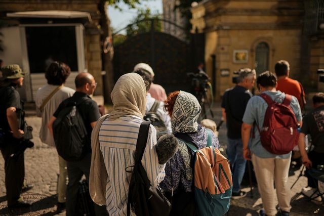 Journalister väntar utanför Irans konsulat i Istanbul inför fredagens möte mellan iranska och europeiska diplomater. Foto: Francisco Seco/AP/TT
