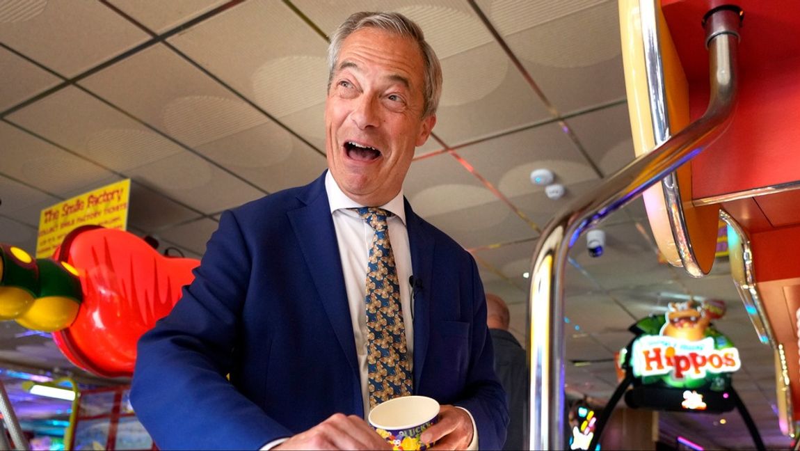 Brittiska Reformpartiets ledare Nigel Farage på kampanjmöte i sin valkrets i Clacton-On-Sea i östra England på fredagen. Foto: KIRSTY WIGGLESWORTH/AP/TT