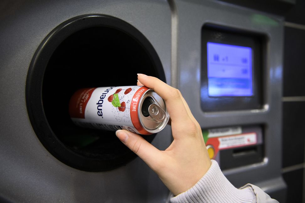 Panten höjs från en till två kronor på små pet-flaskor och burkar och från två till tre kronor på stora pet-flaskor. Arkivbild. Foto: Jessica Gow/TT