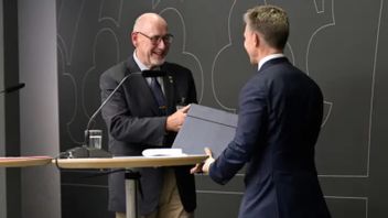 Generalmajor Roland Ekenberg överlämnar utredningen ”Redo” till försvarsminister Pål Jonson Foto: Magnus Lejhall/TT