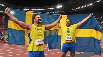 Daniel Ståhl, till höger, vann med ett kast 68,90. Simon Pettersson, till vänster, kom tvåa med 67,39. Foto: Andrej Isakovic/AP