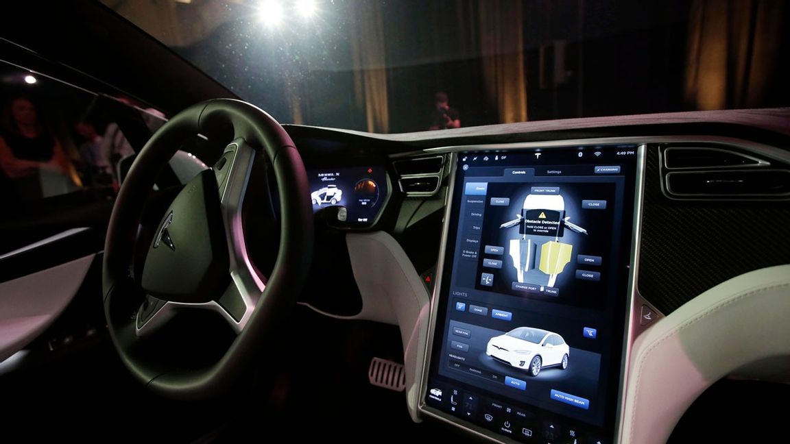 Instrumentpanelen i en Tesla Model X. Arkivbild. Foto: Marcio Jose Sanchez/AP/TT