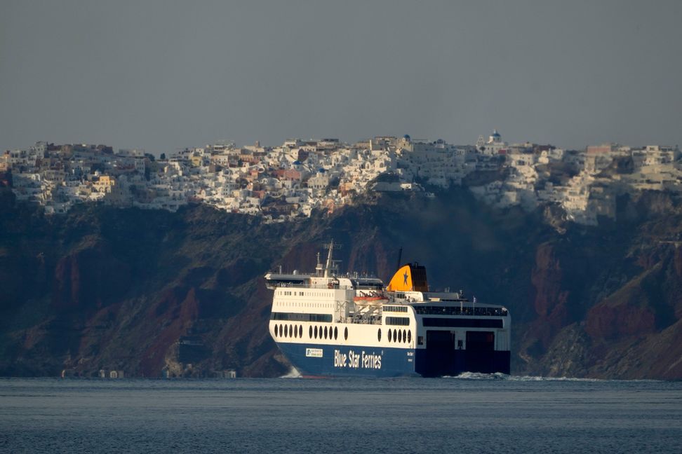 En färja ger sig av från Santorini mot grekiska fastlandet. Bild från i måndags. Petros Giannakouris/AP/TT