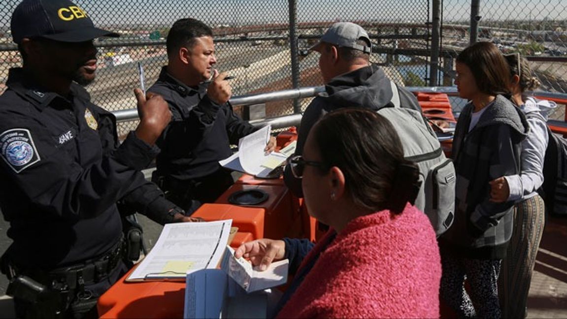 CBP-personal kontrollerar dokument vid en gränsövergång. Kostnaderna för hantering av illegal invandring har enligt DOGE uppgått till 151 miljarder dollar under 2023. Foto: Christian Chavez/AP/TT.