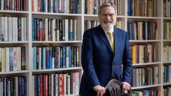 Jonathan Sacks var en populär radioröst i BBC, men lärde inte bara världen djupa tankar, utan också att man kan bära gul slips till mörk kostym.