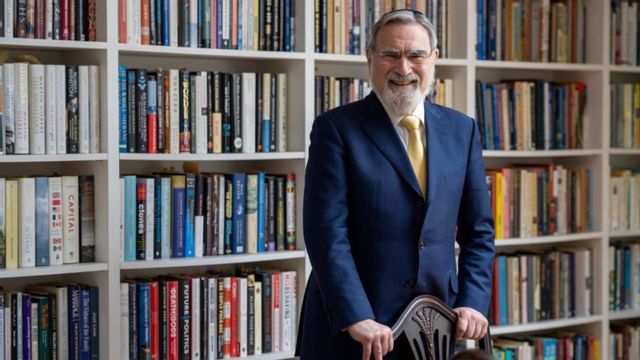 Jonathan Sacks var en populär radioröst i BBC, men lärde inte bara världen djupa tankar, utan också att man kan bära gul slips till mörk kostym.