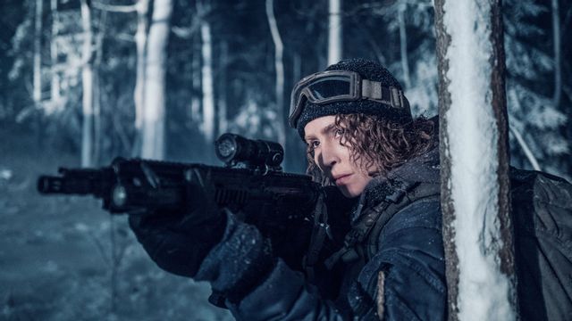 Noomi Rapace får sällskap av bland andra David Dencik i den svenska filmen ”Svart krabba”. Pressbild. Foto: Johan Bergmark/Netflix