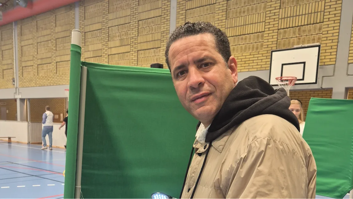 Mohamed Saad Khiralla när han röstade i valet. Han skriver att svensk demokrati riskerar att urholkas inifrån av krafter med kopplingar till islamistiska strömningar. Foto: Privat