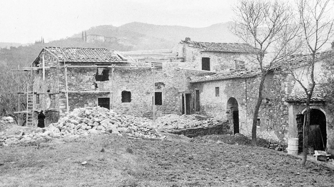 Huset i Vinci där Leonardo da Vinci växte upp. Bilden är tagen under en renovering 1952, nästan exakt 500 år efter hans födelse. Foto: AP/TT.