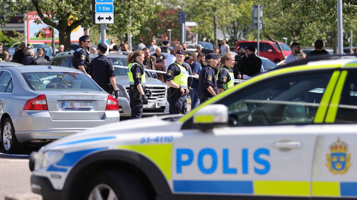 Upprörda samlas i Hjällbo efter senaste skjutningen. Foto: Adam Ihse, TT.