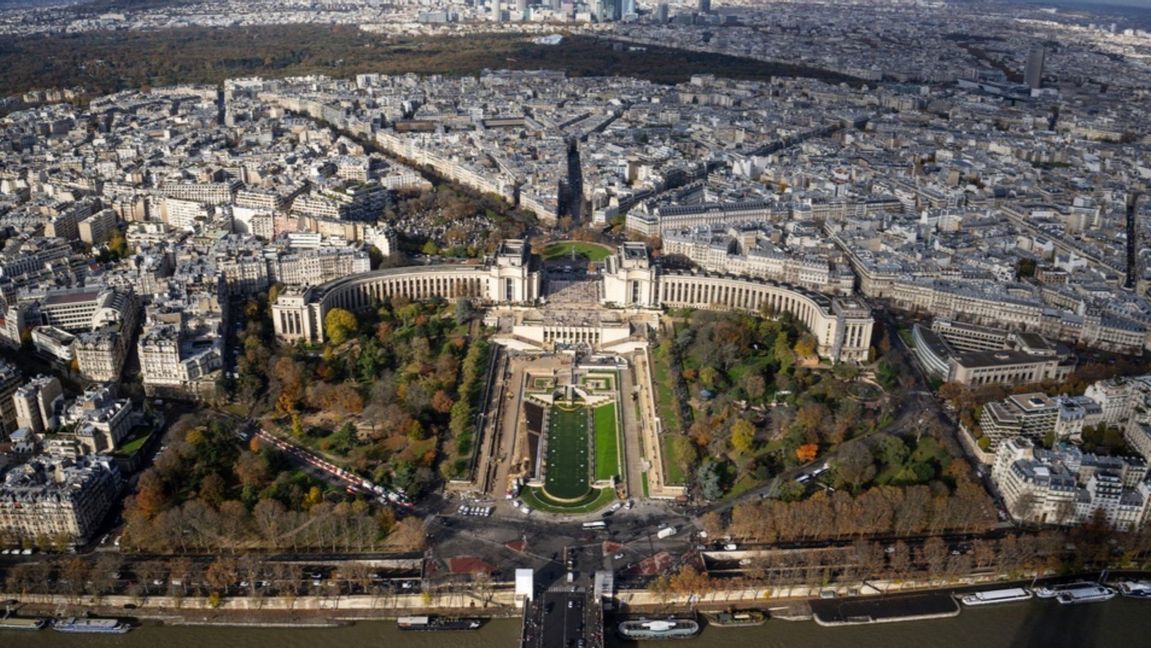 Vy över Paris och 16:e arrondissementet nere till höger. Foto: Pavel Golovkin/AP/TT