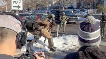 Alex Pretti blir nedbrottad av en ICE-agent. Foto: Max Shapiro/AP/TT