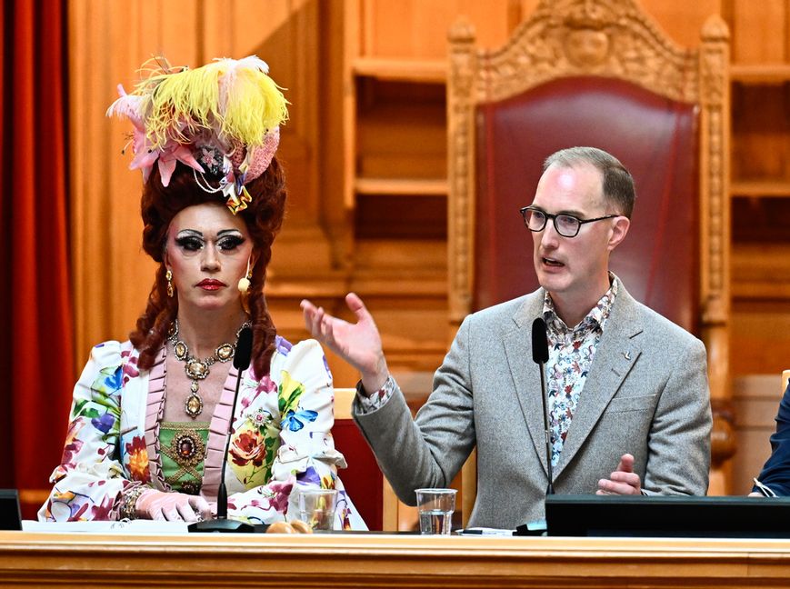 Stockholms oppositionsborgarråd Jan Jönsson (L) med dragshowartisten Inga Tvivel, alias Jan Ericson, i samband med sagoläsning i riksdagen 2024. Foto: Jonas Ekströmer/TT