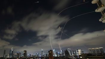 Israels “Iron Dome”-luftförsvarssystem skjuter ner iranska robotar över Tel Aviv tidigt söndag morgon 15 juni 2025. Foto: AP Photo/Ohad Zwigenberg