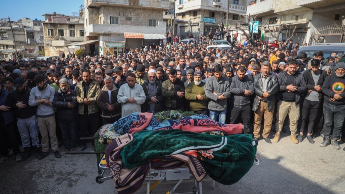 Bybor under en begravning på lördagen för fyra medlemmar ur de syriska säkerhetsstyrkorna, som dödats i strider med anhängare till den störtade diktatorn Bashar al-Assad i den kustnära byn al-Janoudiya. Foto: Omar Albam/AP/TT