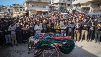 Bybor under en begravning på lördagen för fyra medlemmar ur de syriska säkerhetsstyrkorna, som dödats i strider med anhängare till den störtade diktatorn Bashar al-Assad i den kustnära byn al-Janoudiya. Foto: Omar Albam/AP/TT