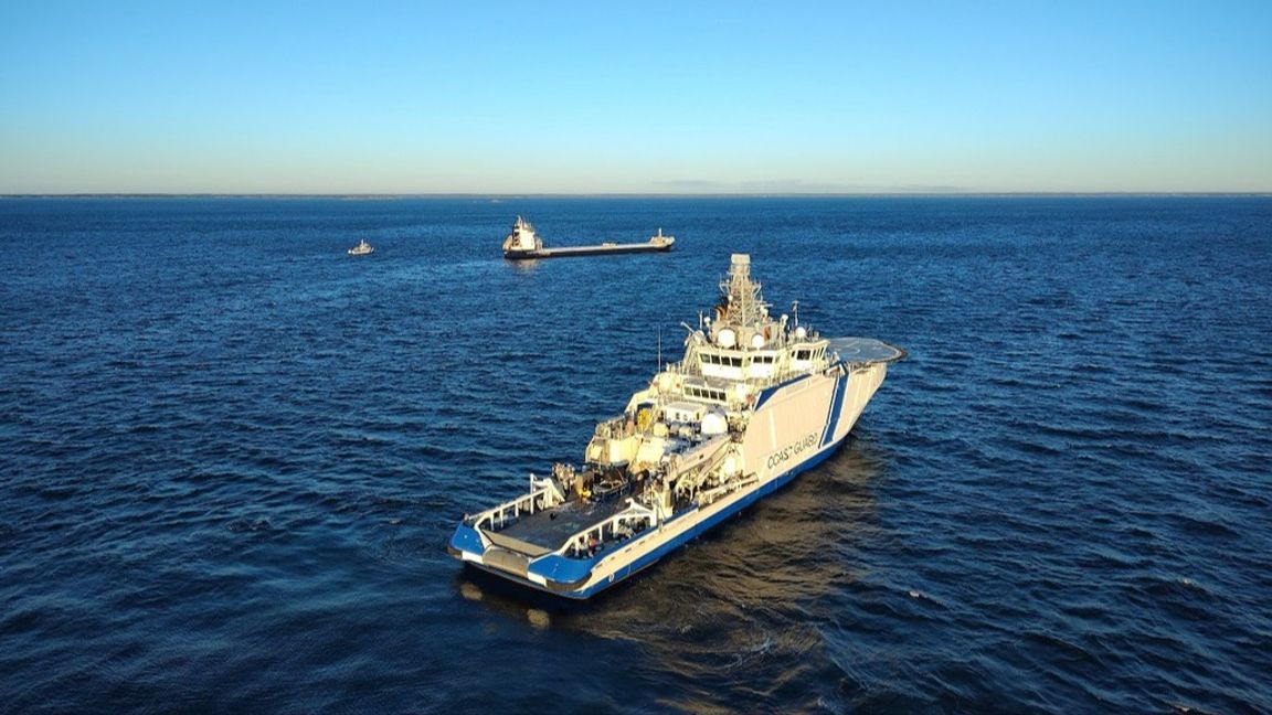 Finländska myndigheter utreder ett nytt kabelbrott som inträffat i Finska viken. Gränsbevakningsväsendet lokaliserade det fartyg som misstänks ha skadat kabeln. Foto: Finlands gränsbevakning/TT