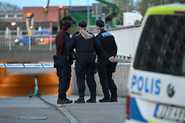 En man sköts till döds i stadsdelen Årby i Eskilstuna strax efter klockan 19 på söndagskvällen. Foto: Pontus Stenberg/TT