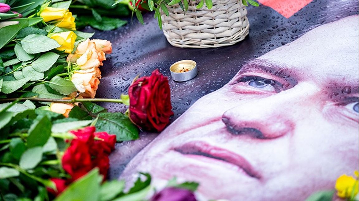 Människor lägger ner blommor utanför Rysslands ambassad i Köpenhamn efter nyheten om hans död. Foto: Ida Marie Odgaard/Scanpix/TT