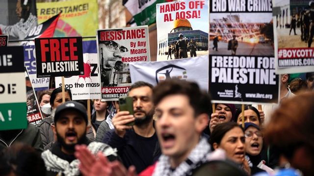 Allt mer högljudda demonstrationer mot Israel och Västvärlden syns på gatorna i Europa. Här en demonstration i London. Foto: AP