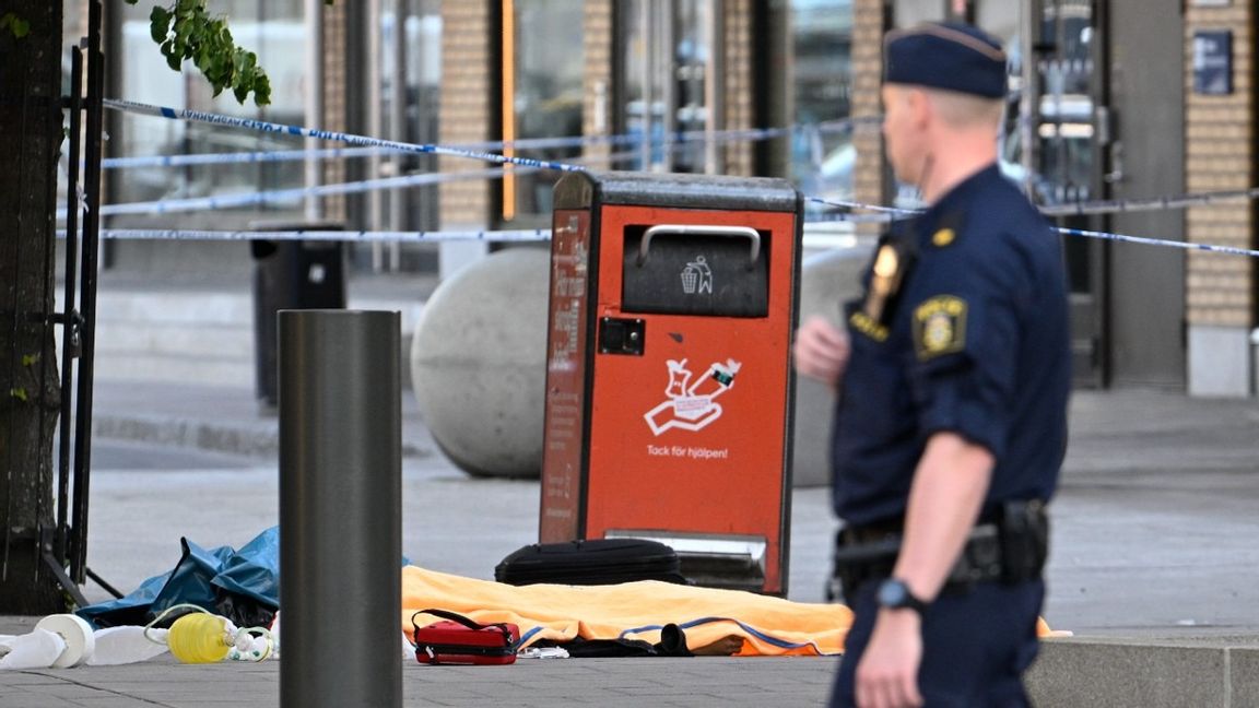 Polisen vid avspärrningarna efter att fyra personer hittats med skottskador i Farsta i södra Stockholm på lördagen. Två personer har hittills avlidit. Foto: Anders Wiklund//TT