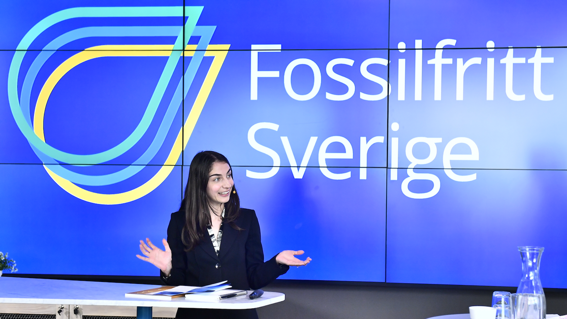 Klimat- och miljöminister Romina Pourmokhtari (L) tar emot Fossilfritt Sveriges strategi för biogen koldioxidinfångning. Nu kritiseras organisationen hårt av ledande ekonomer. Foto: Samuel Steén/TT