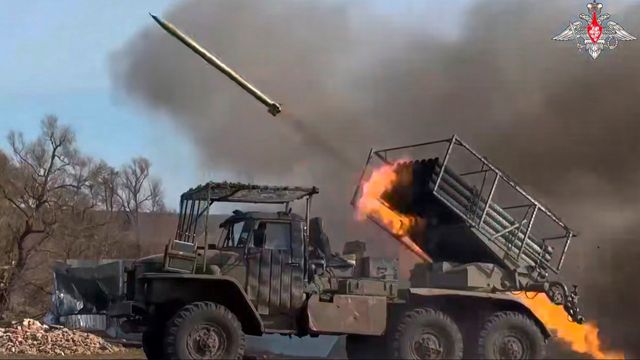 Ett ryskt raketartillerisystem av typ Grad avfyrar sina 122 mm raketer mot ukrainska positioner i gränsområdet mellan den ryska Kurskregionen och Ukraina. Foto: Ryska försvarsministeriets presstjänst via AP