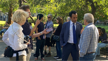 Vivek Ramaswamy talar med väljare samtidigt som han filmas av medier. Foto: Anton Storm/Bulletin