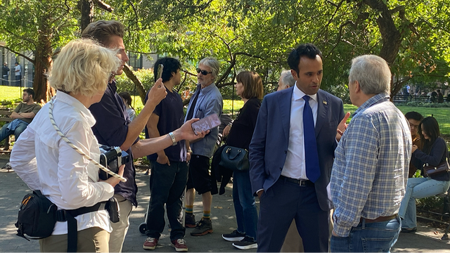 Vivek Ramaswamy talar med väljare samtidigt som han filmas av medier. Foto: Anton Storm/Bulletin