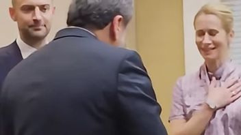 Här hälsar estniska EU-toppen Kaja Kallas på muslimskt vis. Foto: Youtube