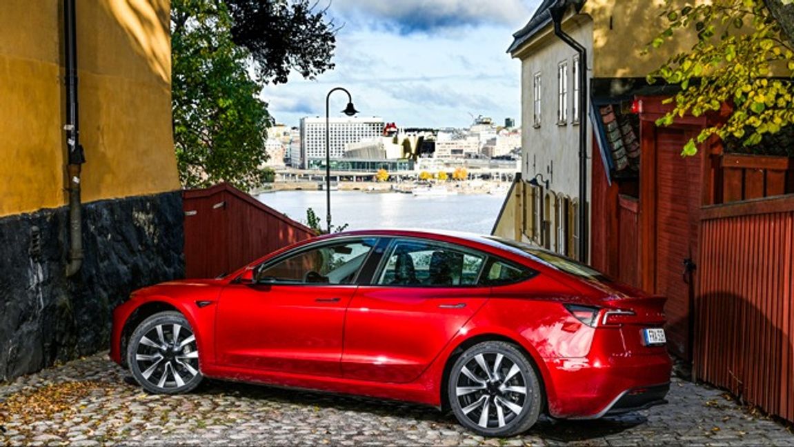 En Tesla Model 3, passande nog fotad på Södermalm nära Mariatorget, där många i Teslas potentiella målgrupp bor och verkar. Foto: Anders Wiklund/TT