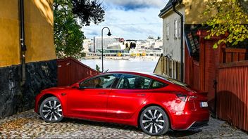 En Tesla Model 3, passande nog fotad på Södermalm nära Mariatorget, där många i Teslas potentiella målgrupp bor och verkar. Foto: Anders Wiklund/TT