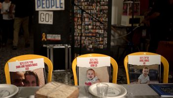 Regeringen kritiseras för att den lyssnar mer på Israel än de femtio forskarna. Foto: Maya Alleruzzo/AP/TT