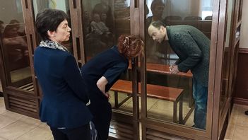 Vladimir Kara-Murza Talar med sin advokat under rättegången mot honom. Foto: AP/TT