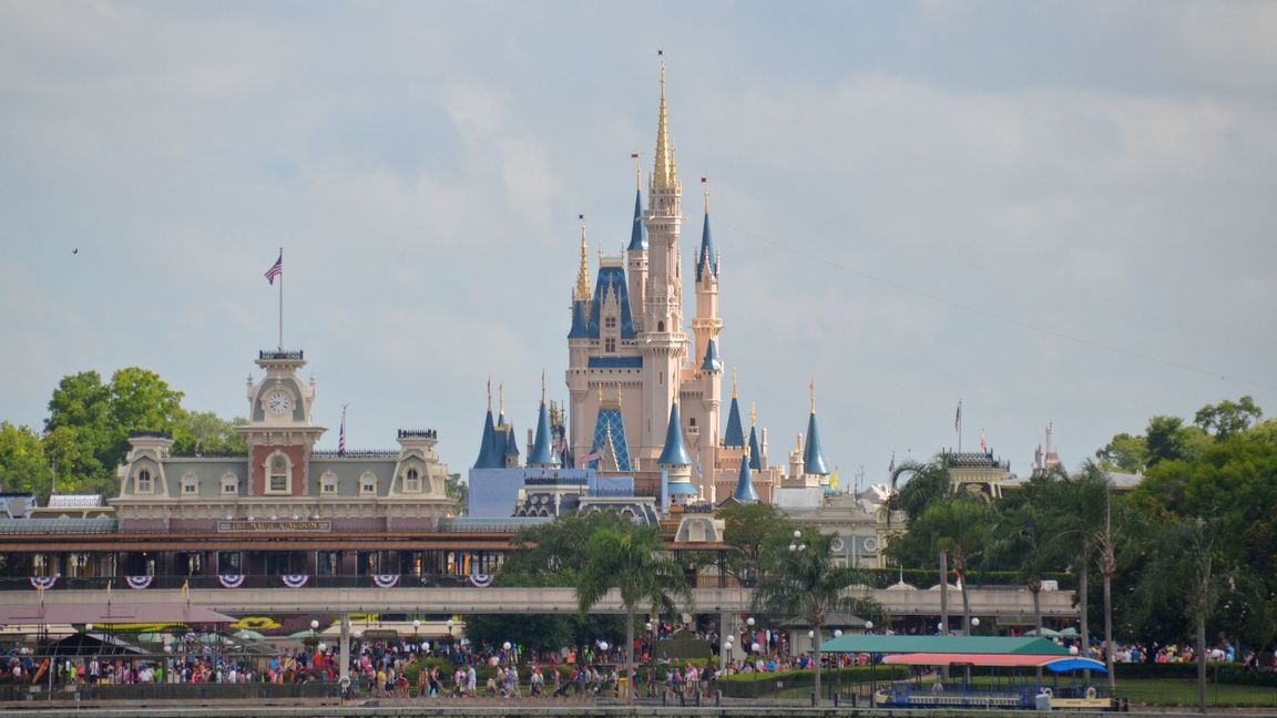 Damer och herrar, pojkar och flickor hälsas återigen välkomna på Disney World. Foto: Clément Bardot, CC BY-SA 4.0/Wikimedia Commons