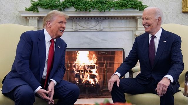 Donald Trump och Joe Biden trivdes ihop i Vita huset på onsdagen. Foto: Evan Vucci/AP