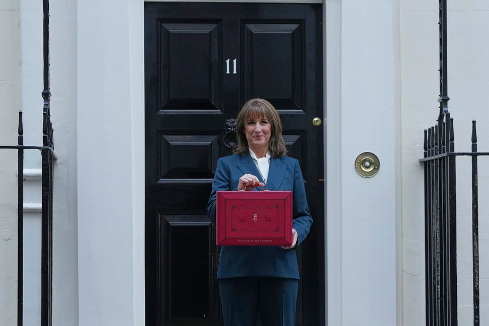 Storbrittanniens finansminister Rachel Reeves håller sitt budgettal under onsdagen. Kirsty Wigglesworth/AP