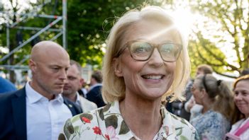 Finansministern är somrig och glad. Det hade varit enklare att dela hennes glädje om hon hade sänkt skatten mer. Foto: Christine Olsson/TT 