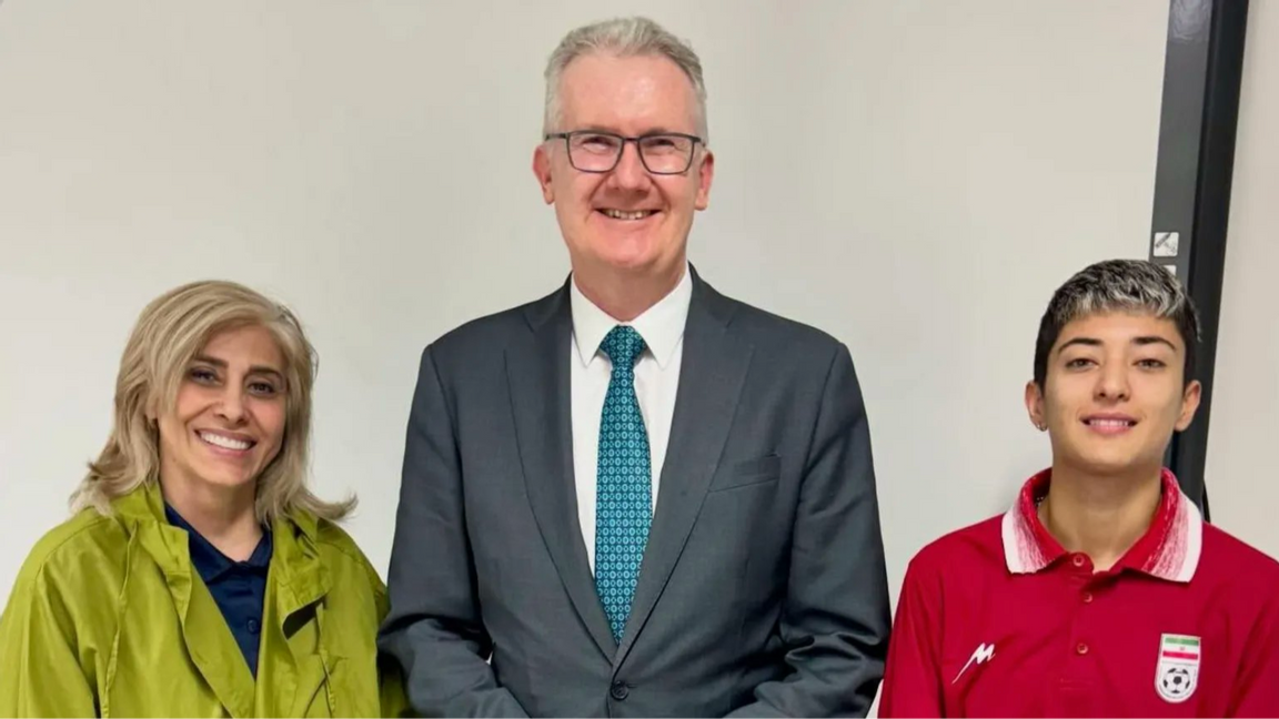 Australiens inrikesminister Tony Burke tillsammans med två medlemmar av Irans fotbollsdelegation som beviljats humanitära visum på tisdagen. Foto: Skärmdump X